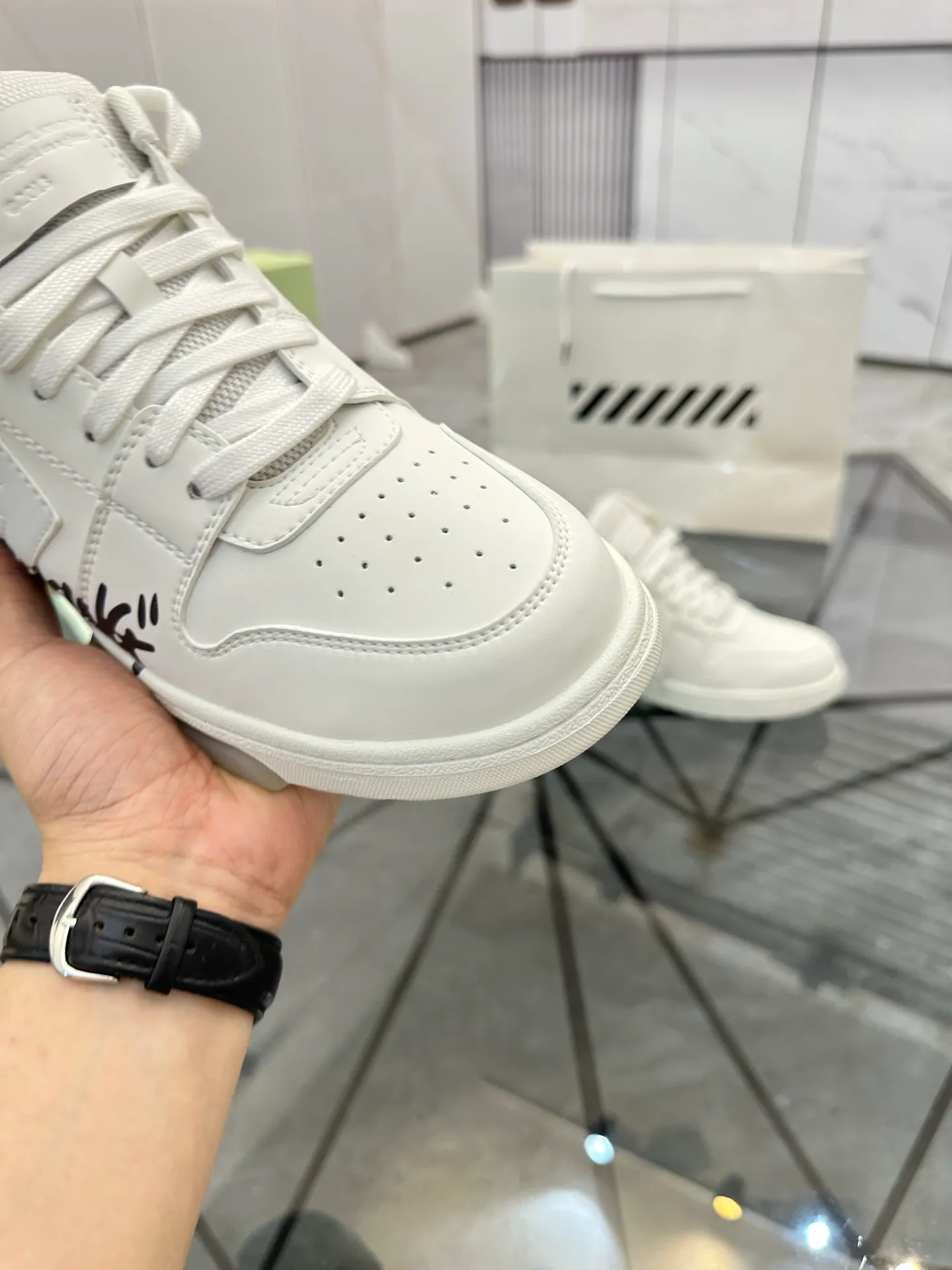 Selling men's shoes 💰: 💰P600¥ High-end top quality (leather buckle plus 10) Product trademark: OFF WHITE * "OFF WHITE*" low-top casual shoes Regular size: 35-45 (can be customized to 46) Couple style Product material: imported first-layer cowhide leather upper, breathable lining, original outsole. No.: H203